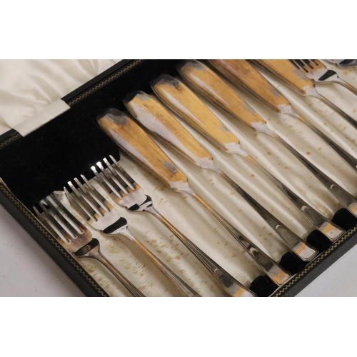 269 - A BOXED SET OF CUTLERY TO INCLUDE A BOXED SET OF KNIVES