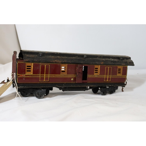 324 - A PAINTED METAL .30 MM GAUGE RAILWAY CARRIAGE LENGTH 32 CM