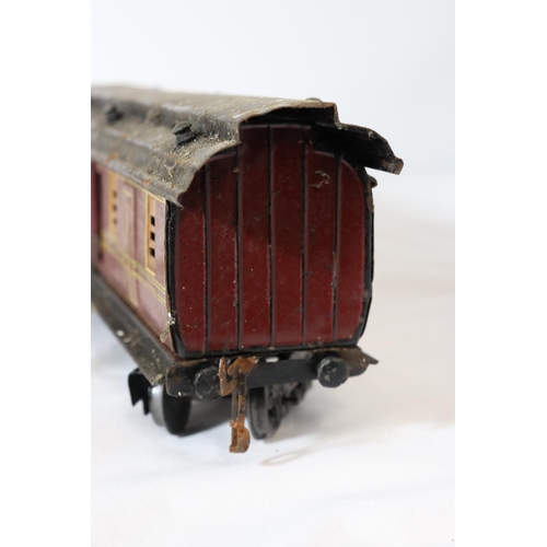 324 - A PAINTED METAL .30 MM GAUGE RAILWAY CARRIAGE LENGTH 32 CM