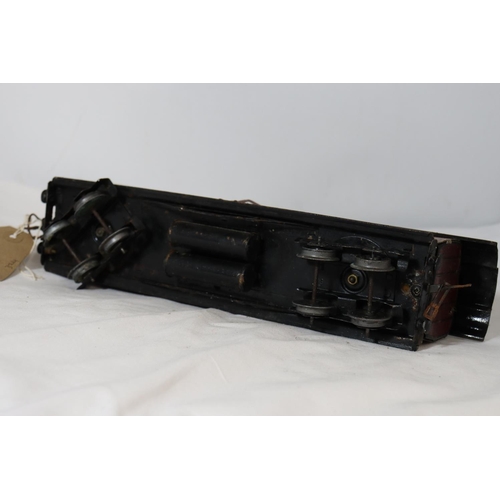 324 - A PAINTED METAL .30 MM GAUGE RAILWAY CARRIAGE LENGTH 32 CM