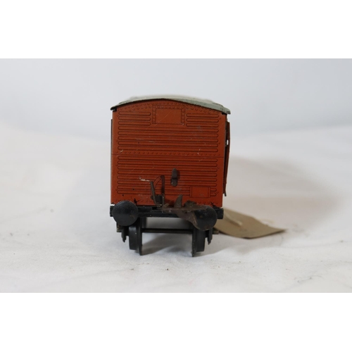 325 - A PAINTED METAL .30MM GAUGE RAILWAY CARRIAGE IN MAROON LIVERY LENGTH 38 CM AND A HORNBY PAINTED META... 