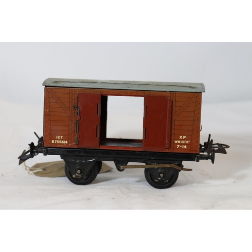 325 - A PAINTED METAL .30MM GAUGE RAILWAY CARRIAGE IN MAROON LIVERY LENGTH 38 CM AND A HORNBY PAINTED META... 