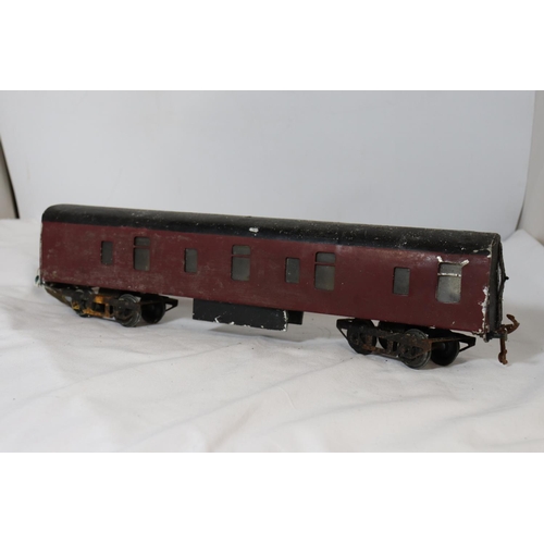 325 - A PAINTED METAL .30MM GAUGE RAILWAY CARRIAGE IN MAROON LIVERY LENGTH 38 CM AND A HORNBY PAINTED META... 