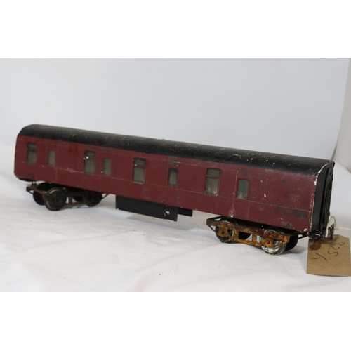 325 - A PAINTED METAL .30MM GAUGE RAILWAY CARRIAGE IN MAROON LIVERY LENGTH 38 CM AND A HORNBY PAINTED META... 