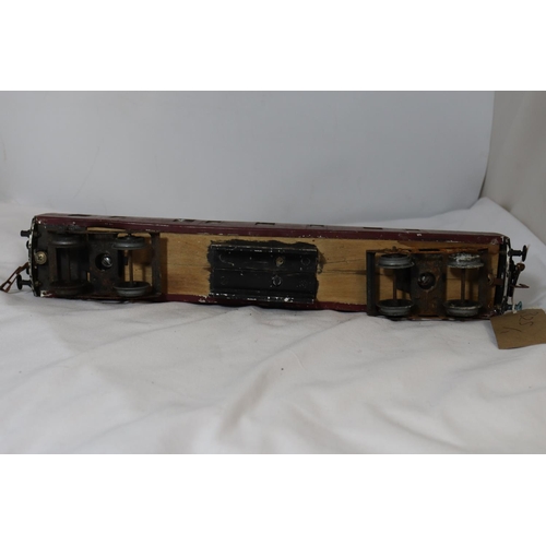 325 - A PAINTED METAL .30MM GAUGE RAILWAY CARRIAGE IN MAROON LIVERY LENGTH 38 CM AND A HORNBY PAINTED META... 