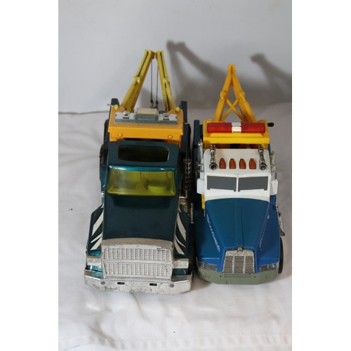 347 - TWO LARGE TOY WRECKER TRUCKS, A TOY SCANIA CAR TRANSPORTER AND CARS AND A BOXED WELLY 20 PIECE TOY C... 