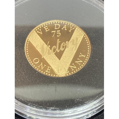 306 - A 75TH ANNIVERSARY OF VE DAY GOLD PROOF JERSEY PENNY GROSS WEIGHT 4.0 GRAMS