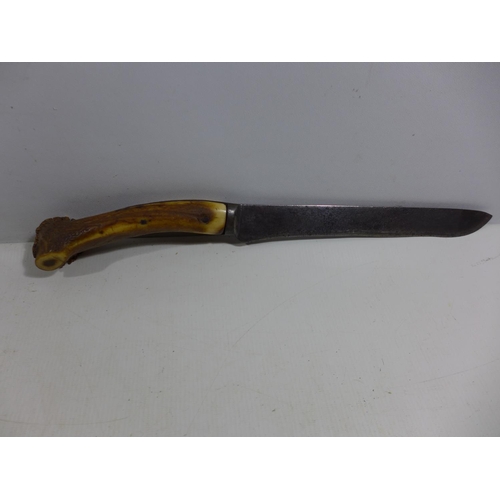 302 - A VINTAGE STAGHORN HANDLED KNIFE 25CM BLADE, LENGTH 41CM