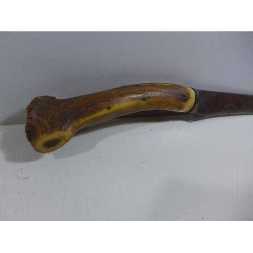 302 - A VINTAGE STAGHORN HANDLED KNIFE 25CM BLADE, LENGTH 41CM