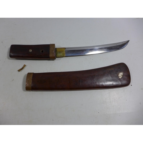 303 - A LATE 19TH/EARLY 20TH CENTURY JAPANESE TANTO AND SCABBARD, 22.5CM BLADE, LENGTH 39CM