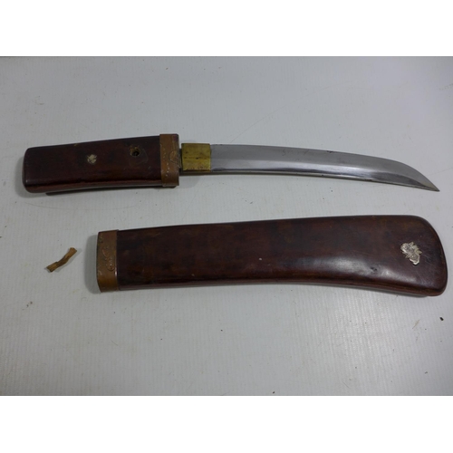 303 - A LATE 19TH/EARLY 20TH CENTURY JAPANESE TANTO AND SCABBARD, 22.5CM BLADE, LENGTH 39CM