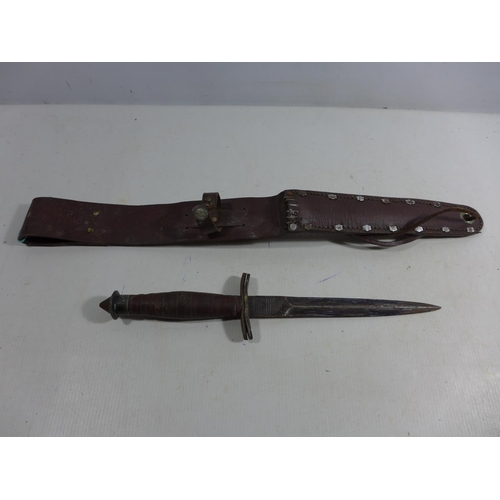 306 - A VINTAGE STILETTO KNIFE AND LEATHER SCABBARD, 18.5CM BLADE, LENGTH 49CM. BLADE STAMPED OASE.