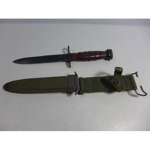 308 - A U.S M8AI BAYONET AND SCABBARD, 16CM BLADE, LENGTH 33CM