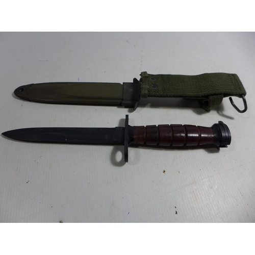 308 - A U.S M8AI BAYONET AND SCABBARD, 16CM BLADE, LENGTH 33CM