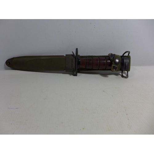 308 - A U.S M8AI BAYONET AND SCABBARD, 16CM BLADE, LENGTH 33CM