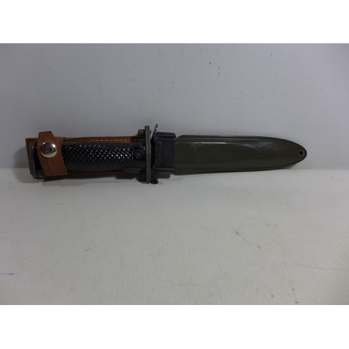 309 - A U.S.M5 BAYONET AND SCABBARD, 17CM BLADE, LENGTH 32CM