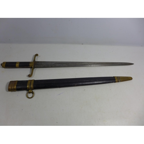 310 - A VINTAGE HUNTING SWORD AND SCABBARD, 42CM BLADE, LENGTH 58CM