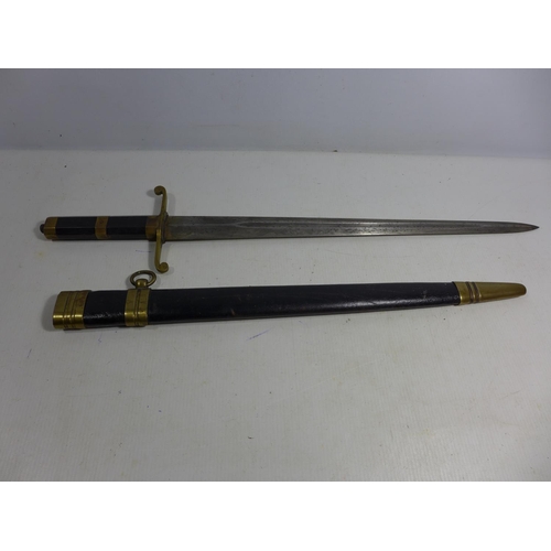 310 - A VINTAGE HUNTING SWORD AND SCABBARD, 42CM BLADE, LENGTH 58CM