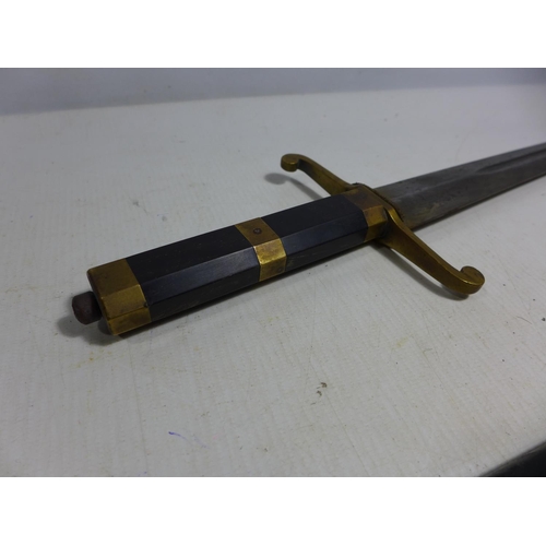 310 - A VINTAGE HUNTING SWORD AND SCABBARD, 42CM BLADE, LENGTH 58CM