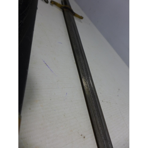 310 - A VINTAGE HUNTING SWORD AND SCABBARD, 42CM BLADE, LENGTH 58CM