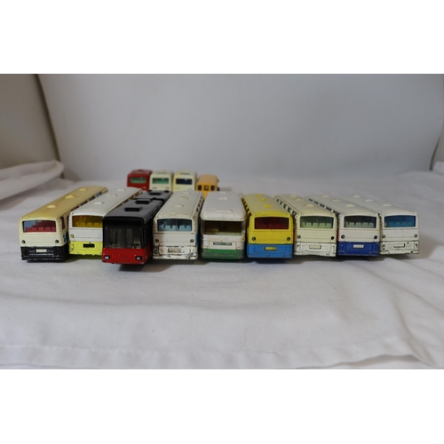 338 - A LARGE QUANTITY OF DIECAST TOY BUSES AND COACHES TO INCLUDE MAJORETTE, MATCHBOX,ETC