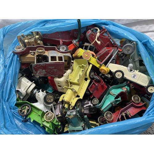 341 - A QUANTITY OF VINTAGE DIECAST CARS AND VANS TO INCLUDE LLEDO, MATCHBOX, YESTERYEAR, ETC