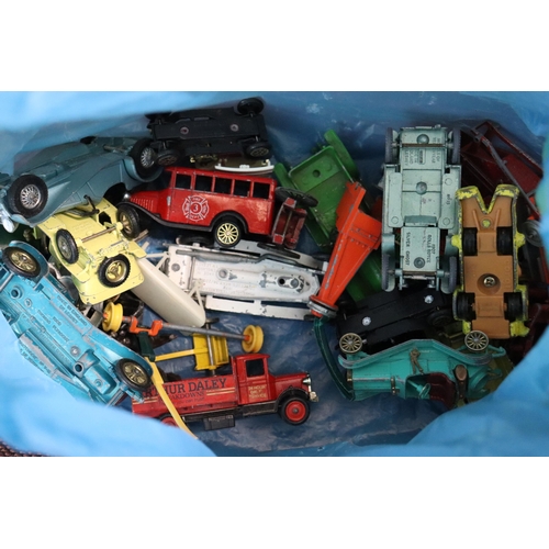 341 - A QUANTITY OF VINTAGE DIECAST CARS AND VANS TO INCLUDE LLEDO, MATCHBOX, YESTERYEAR, ETC