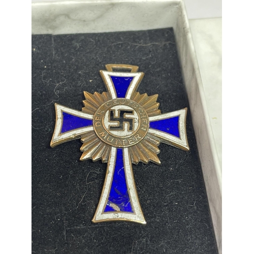 546 - A GERMAN CROSS ENGRAVED IN A PRESENTATION BOX