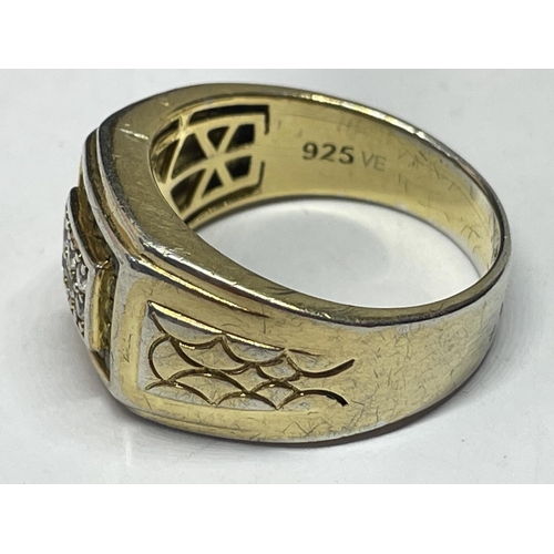 550 - A GENTS SILVER GILT SIGNET RING IN A PRESENTATION BOX