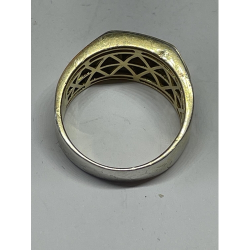 550 - A GENTS SILVER GILT SIGNET RING IN A PRESENTATION BOX