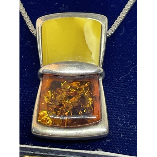 559 - A SILVER AND AMBER NECKLACE IN A PRESENTATION BOX