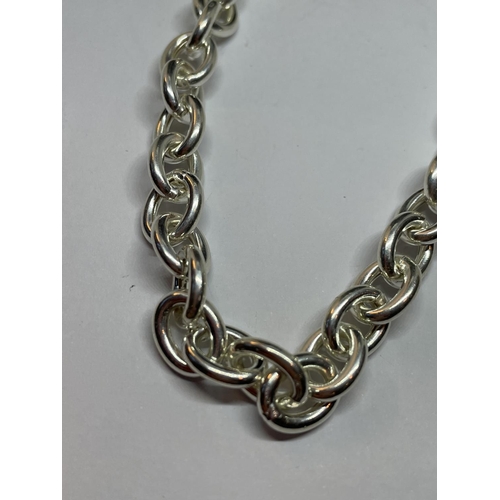 572 - A SILVER T BAR NECKLACE