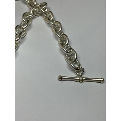 572 - A SILVER T BAR NECKLACE