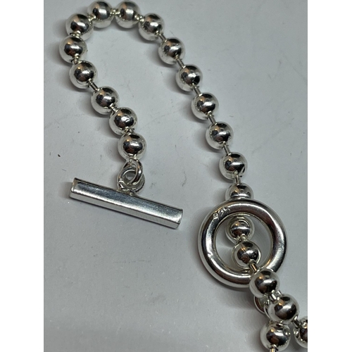 580 - A SILVER T BAR NECKLACE 18