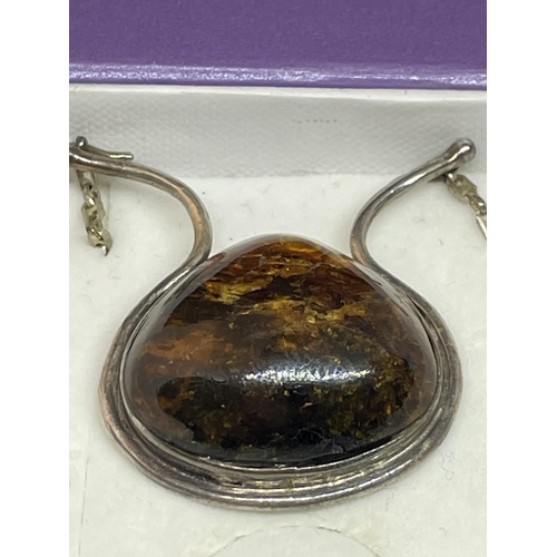 588 - A SILVER AND AMBER NECKLACE IN A PRESENTATION BOX