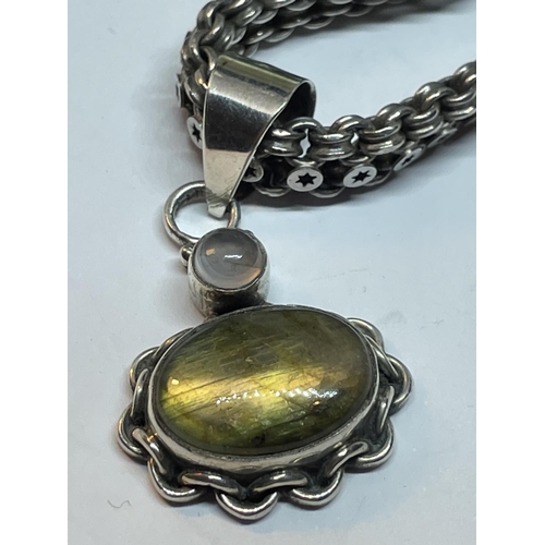 590 - A SILVER PENDANT AND NECKLACE IN A PRESENTATION BOX