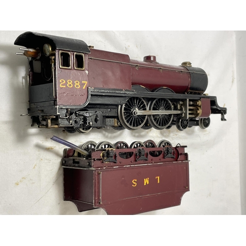 313 - A SCRATCH BUILT LIVE STEAM 30 MM GAUGE 4-4-2 MODEL RAILWAY LOCOMOTIVE AND TENDER NUMBER 2887 IN MARO... 