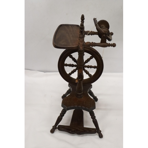 103 - A SMALL VINTAGE WOODEN SPINNING WHEEL, HEIGHT APPROX 42CM