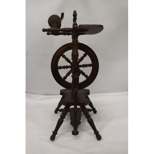 103 - A SMALL VINTAGE WOODEN SPINNING WHEEL, HEIGHT APPROX 42CM