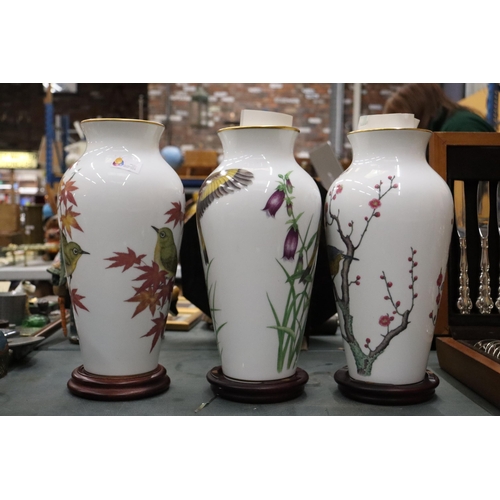 112 - THREE LARGE FRANKLIN PORCELAIN VASES WITH JAPANESE CHARACTERS TO BASE AND WOODEN STANDS, THE HERALDS... 