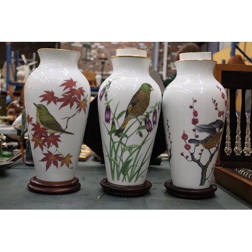 112 - THREE LARGE FRANKLIN PORCELAIN VASES WITH JAPANESE CHARACTERS TO BASE AND WOODEN STANDS, THE HERALDS... 
