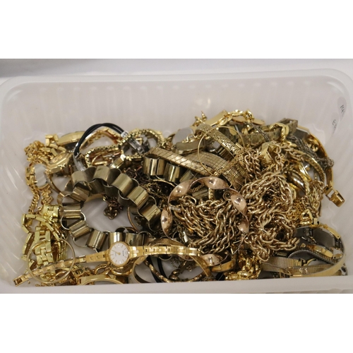 113 - A QUANTITY OF YELLOW METAL COSTUME JEWELLERY TO INCLUDE WATCHES, BRACELETS, CHAINS, ETC