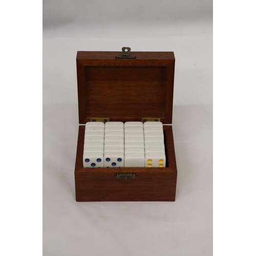 121 - A WOODEN BOX CONTAINING A SET OF BONE DOMINOES