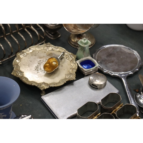 123 - A COLLECTION OF SILVER PALTED ITEMS TO INCLUDE NAPKIN RINGS, A TEAPOT AND HOT WATER JUG, FLATWARE, S... 