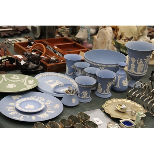 124 - A COLLECTION OF WEDGWOOD JASPERWARE TO INCLUDE PLATES, VASES, BOWLS, ETC - 14 IN TOTAL