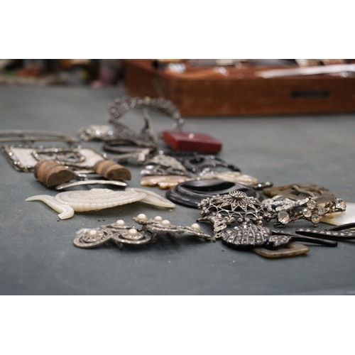 131 - A QUANTITY OF VINTAGE BUCKLES, BROOCHES, ETC