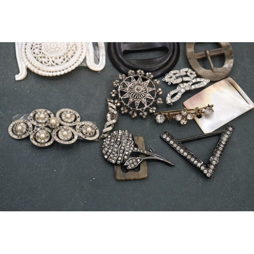 131 - A QUANTITY OF VINTAGE BUCKLES, BROOCHES, ETC