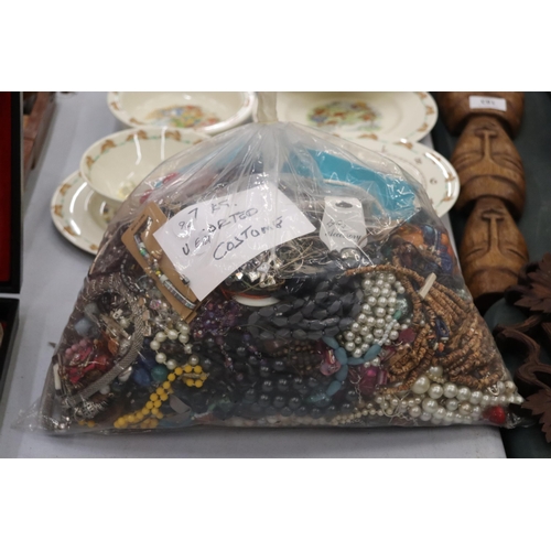 134 - A LARGE QUANTITY OF UNSORTED COSTUME JEWELLERY - 7 KG IN TOTAL