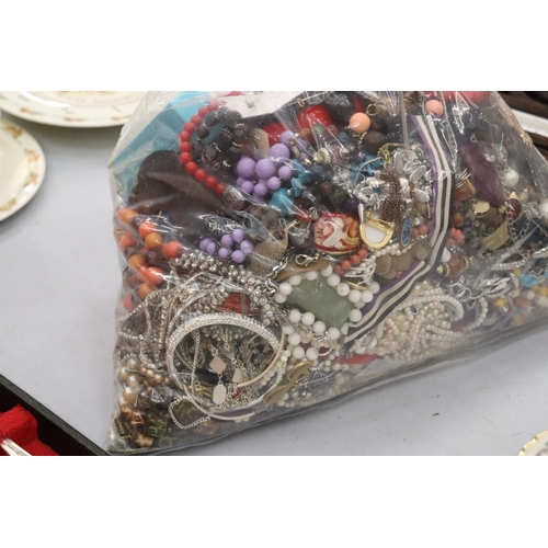 134 - A LARGE QUANTITY OF UNSORTED COSTUME JEWELLERY - 7 KG IN TOTAL