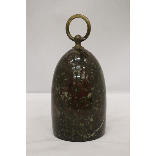 136 - A VERY HEAVY STONE DOORSTOP WITH A BRASS HANDLE, BELIEVED TO BE MADE FROM CORNISH SERPENTINE FROM TH... 